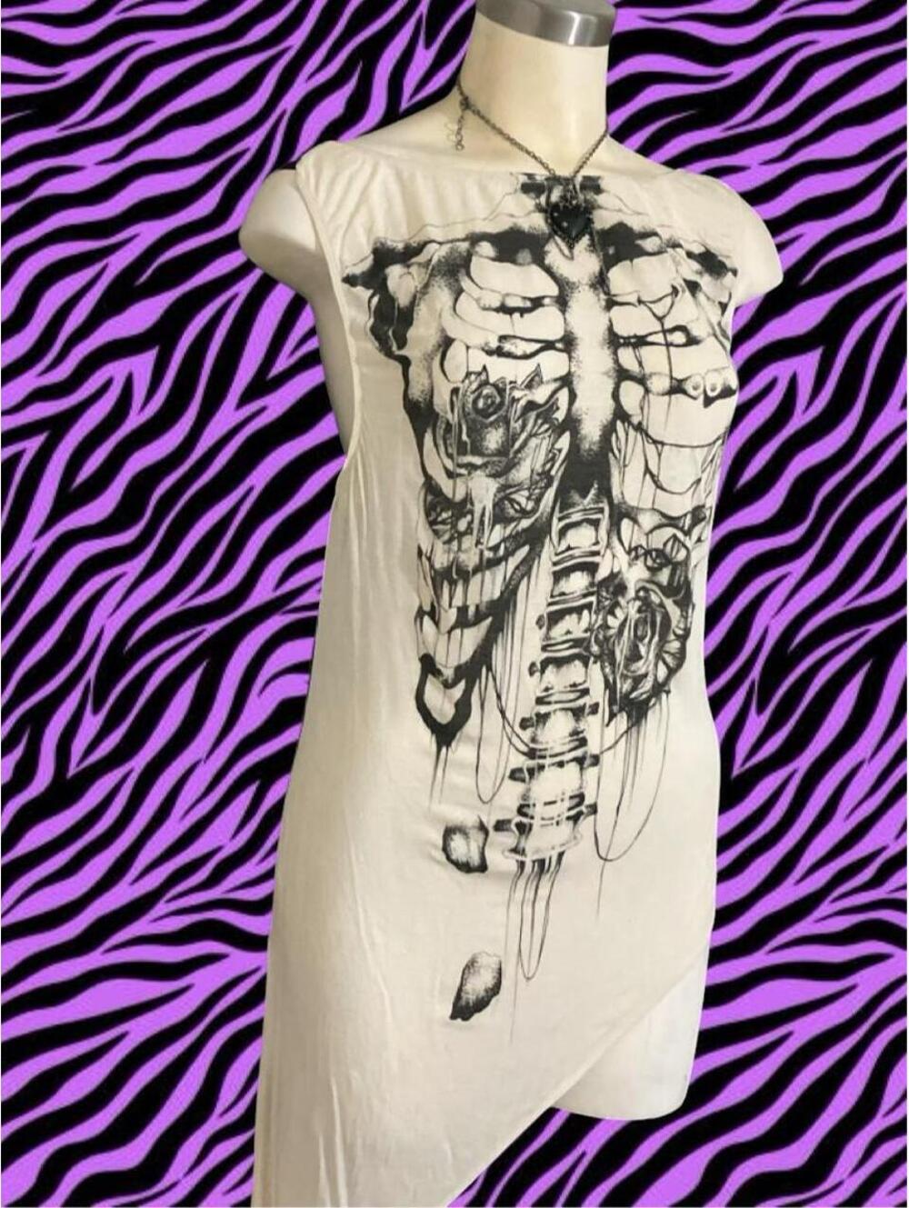 Vintage Y2k Ribcage Growing Roses graphic tunic top